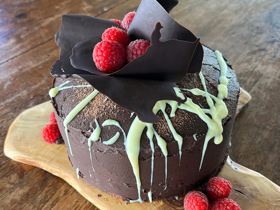 Afbeelding met Zoetigheid, voedsel, framboos en chocoladetaart